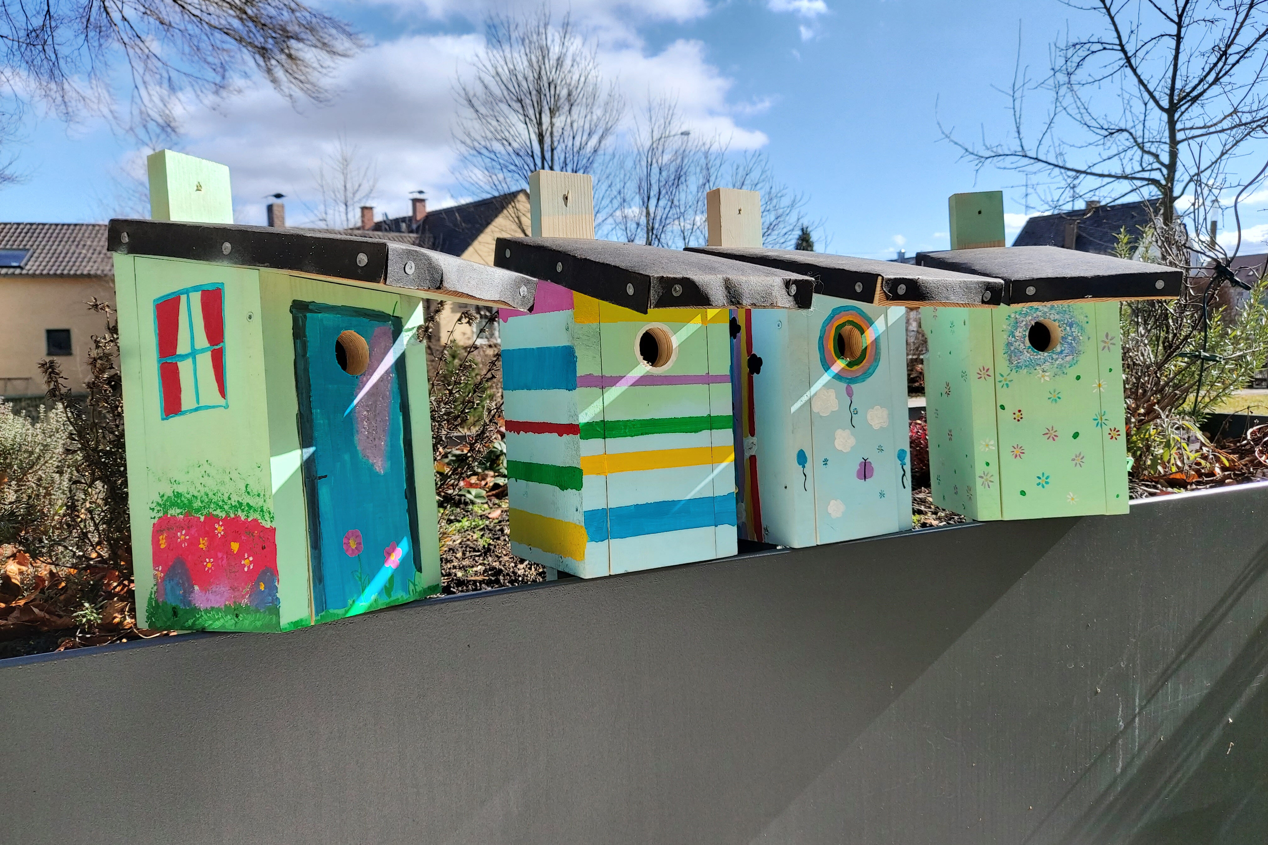 Bunte Vogelnistkästen