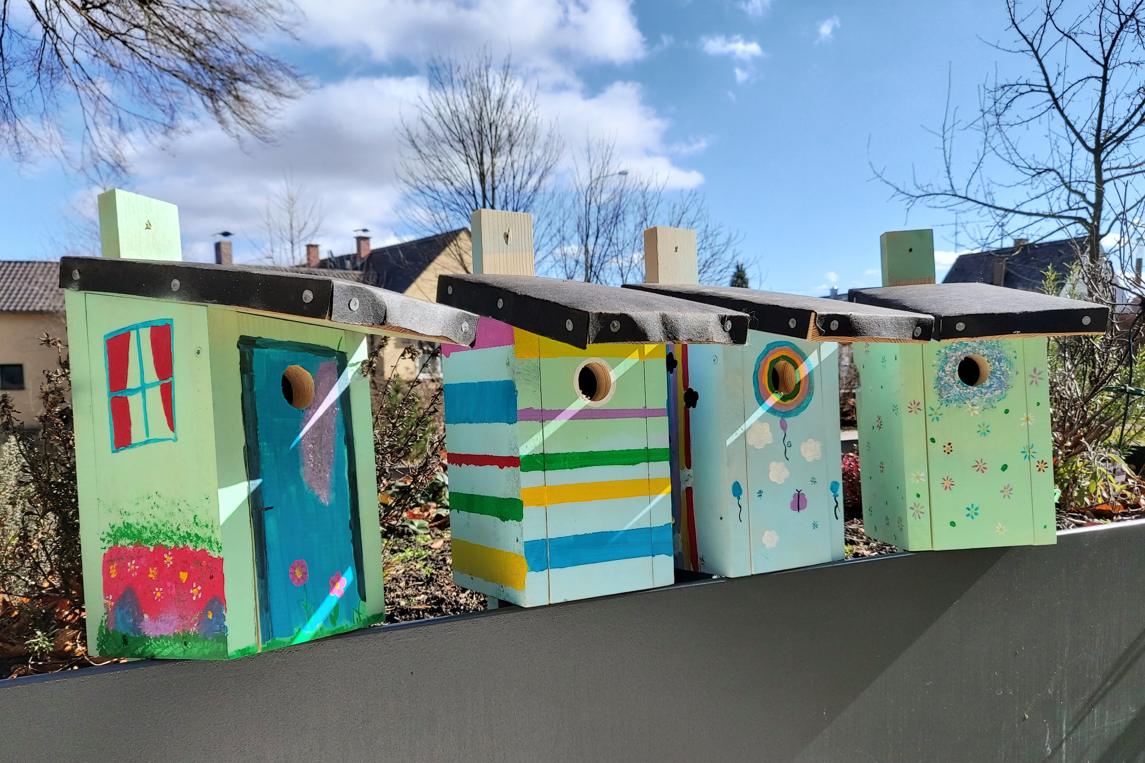 Bunte Vogelnistkästen