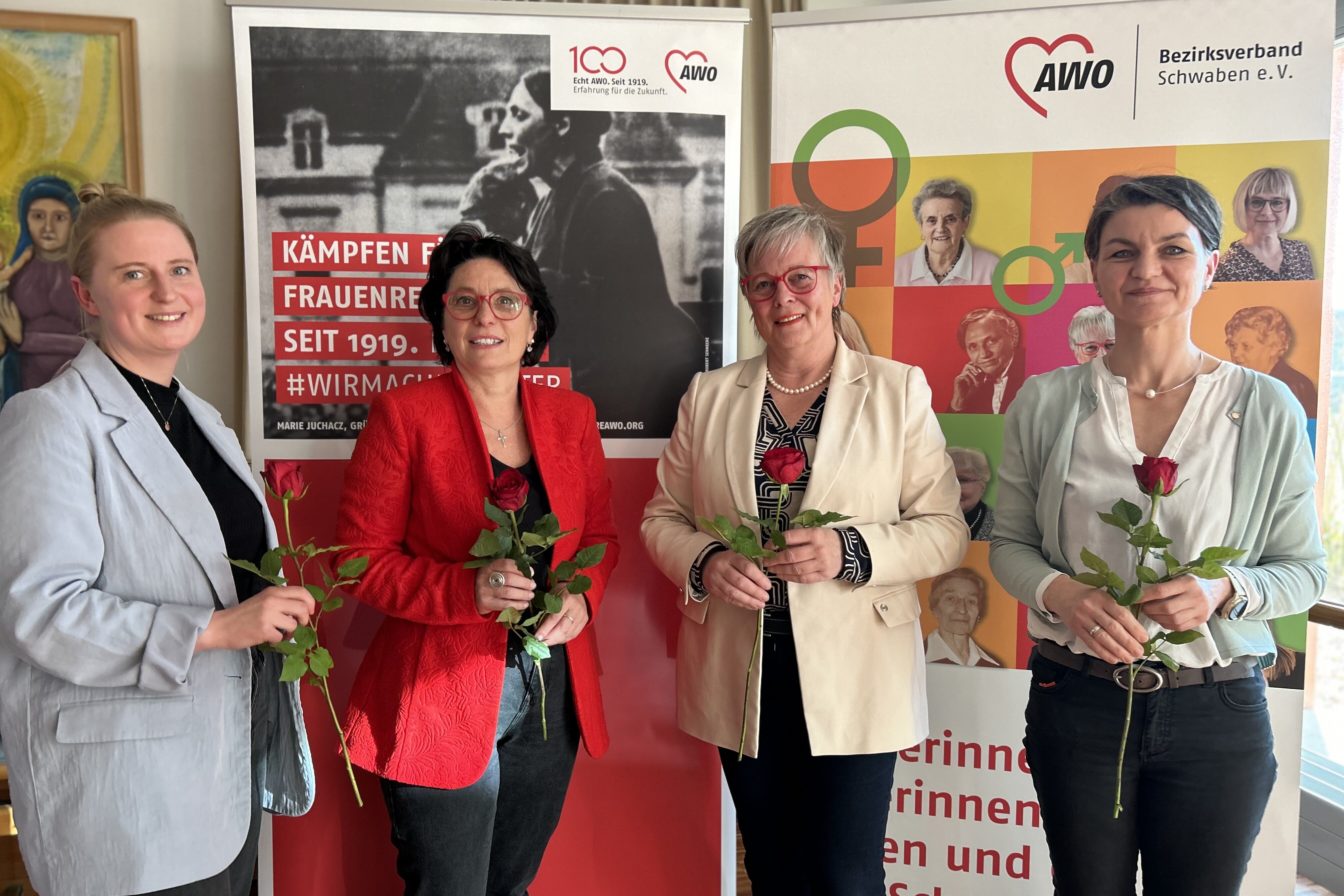 Gruppenbild Ausstellung "Mit Euren Spuren": Lisa Hitzke, Kristina Kolb-Djoka, Brigitte Protschka, Daniela Nagengast-Baumann