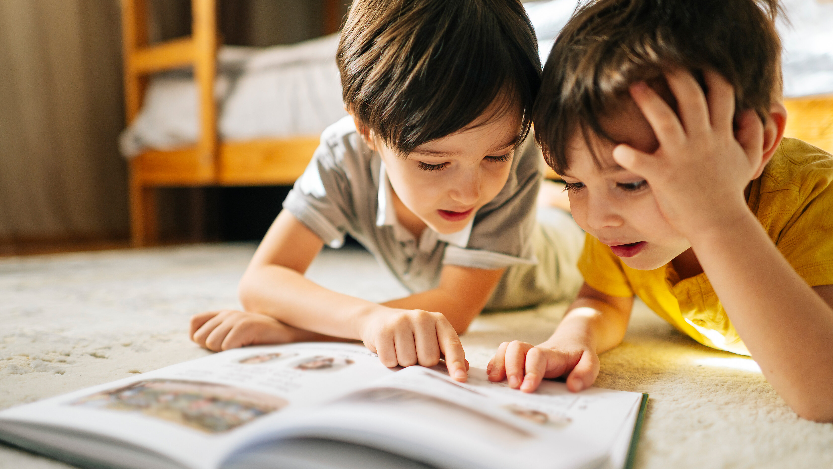 Zwei Jungen lesen gemeinsam in einem Buch