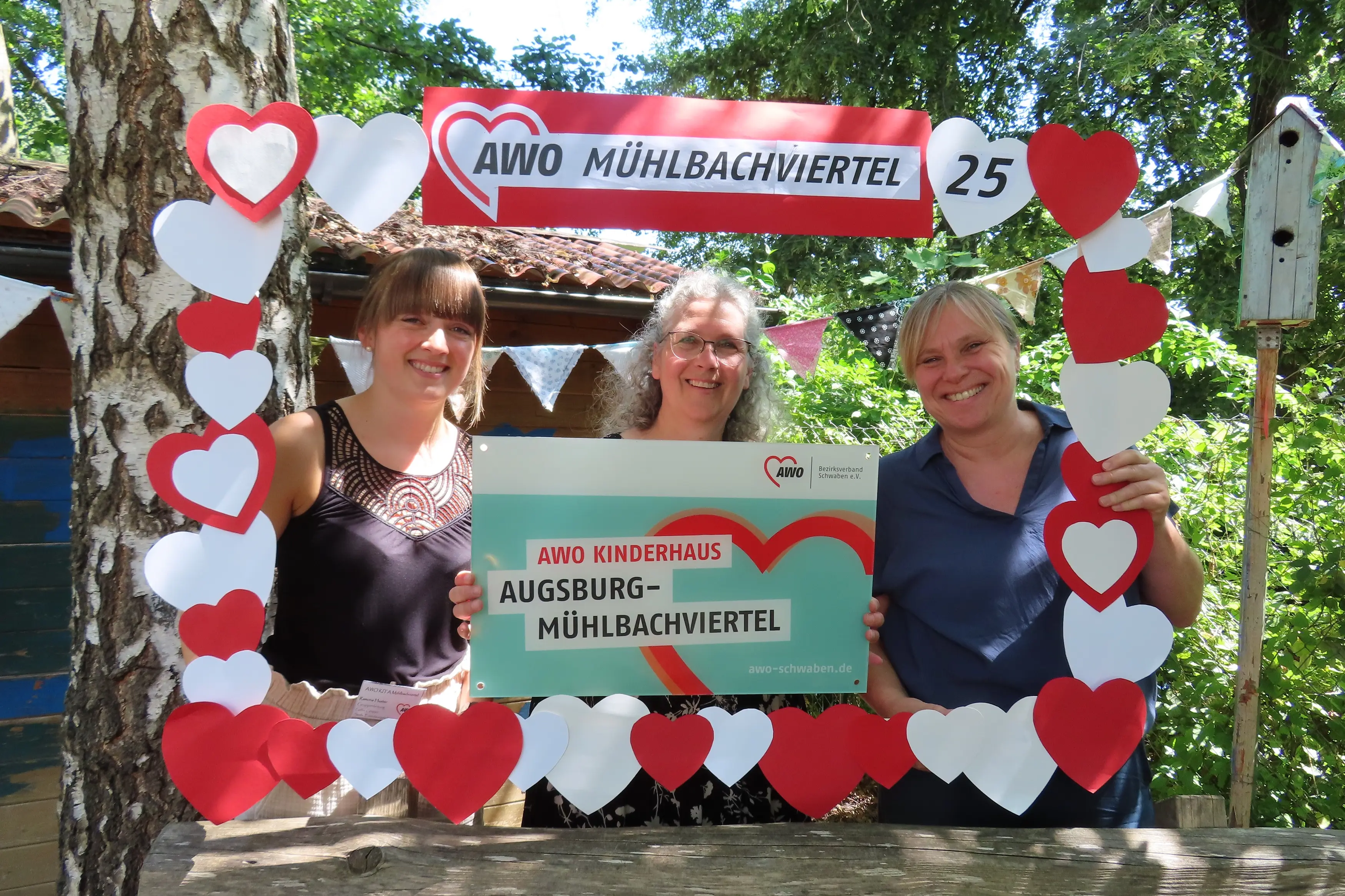 Gruppenbild Jubiläum AWO Kinderhaus Augsburg-Mühlbachviertel, von Links: Ramona Huster, Birgit Achter, Silke Scherer