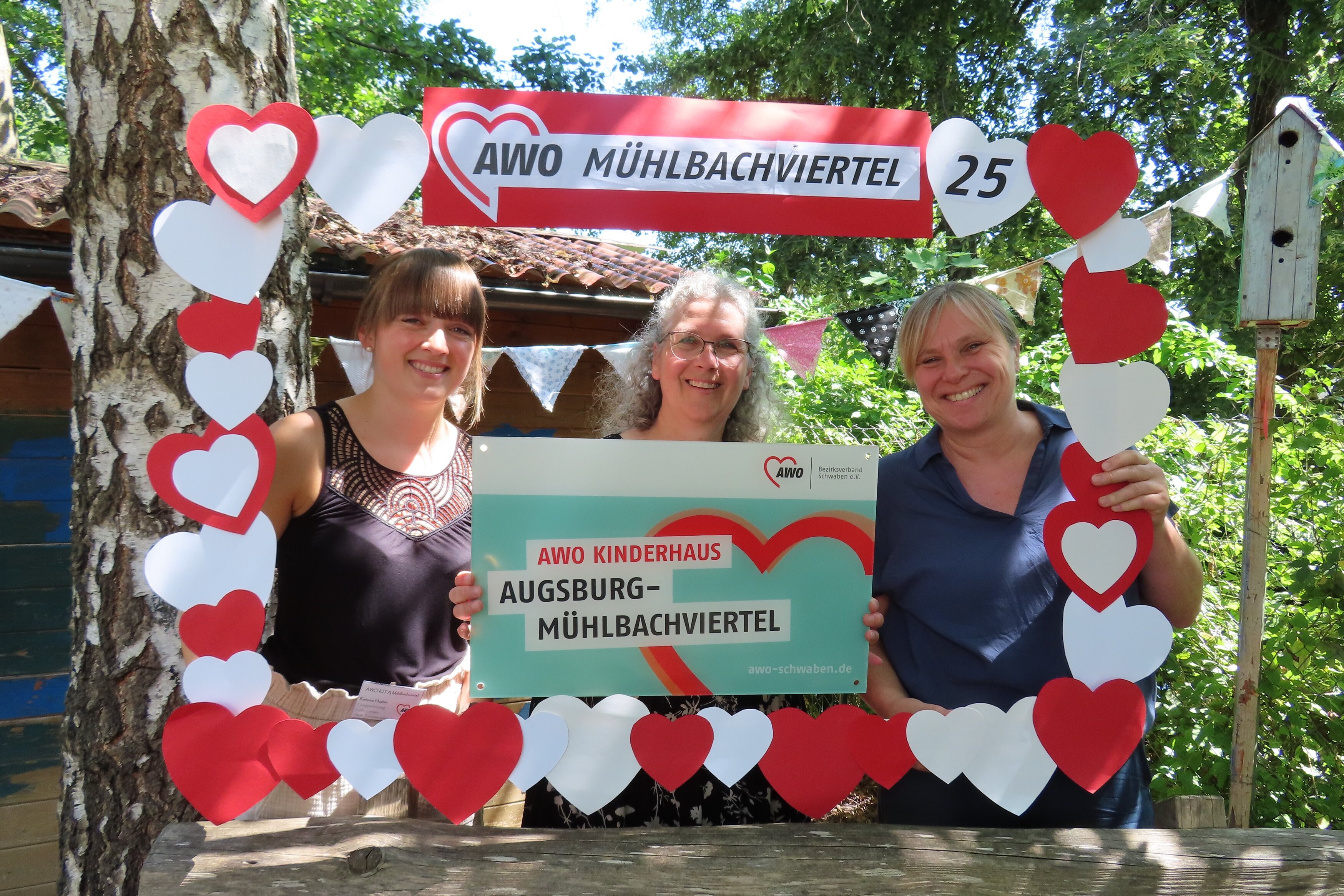 Gruppenbild Jubiläum AWO Kinderhaus Augsburg-Mühlbachviertel, von Links: Ramona Huster, Birgit Achter, Silke Scherer