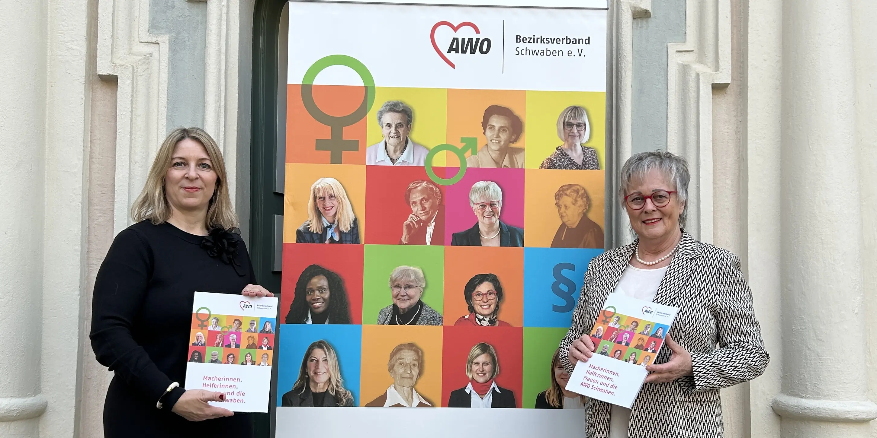 Kuratorin Isabell Krieger und AWO-Präsidentin Brigitte Protschka bei der Vernissage Frauenausstellung in Kempten