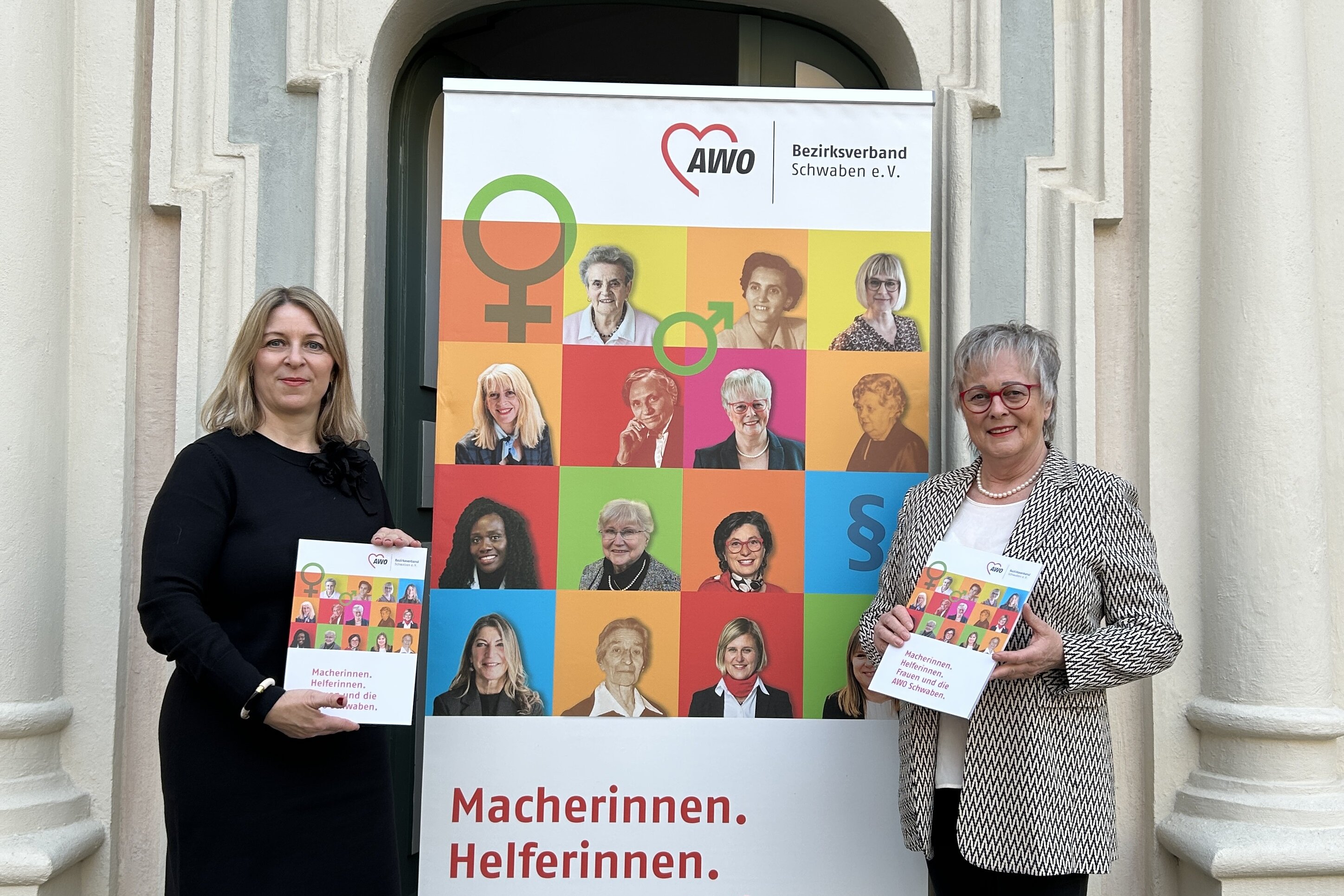 Kuratorin Isabell Krieger und AWO-Präsidentin Brigitte Protschka bei der Vernissage Frauenausstellung in Kempten