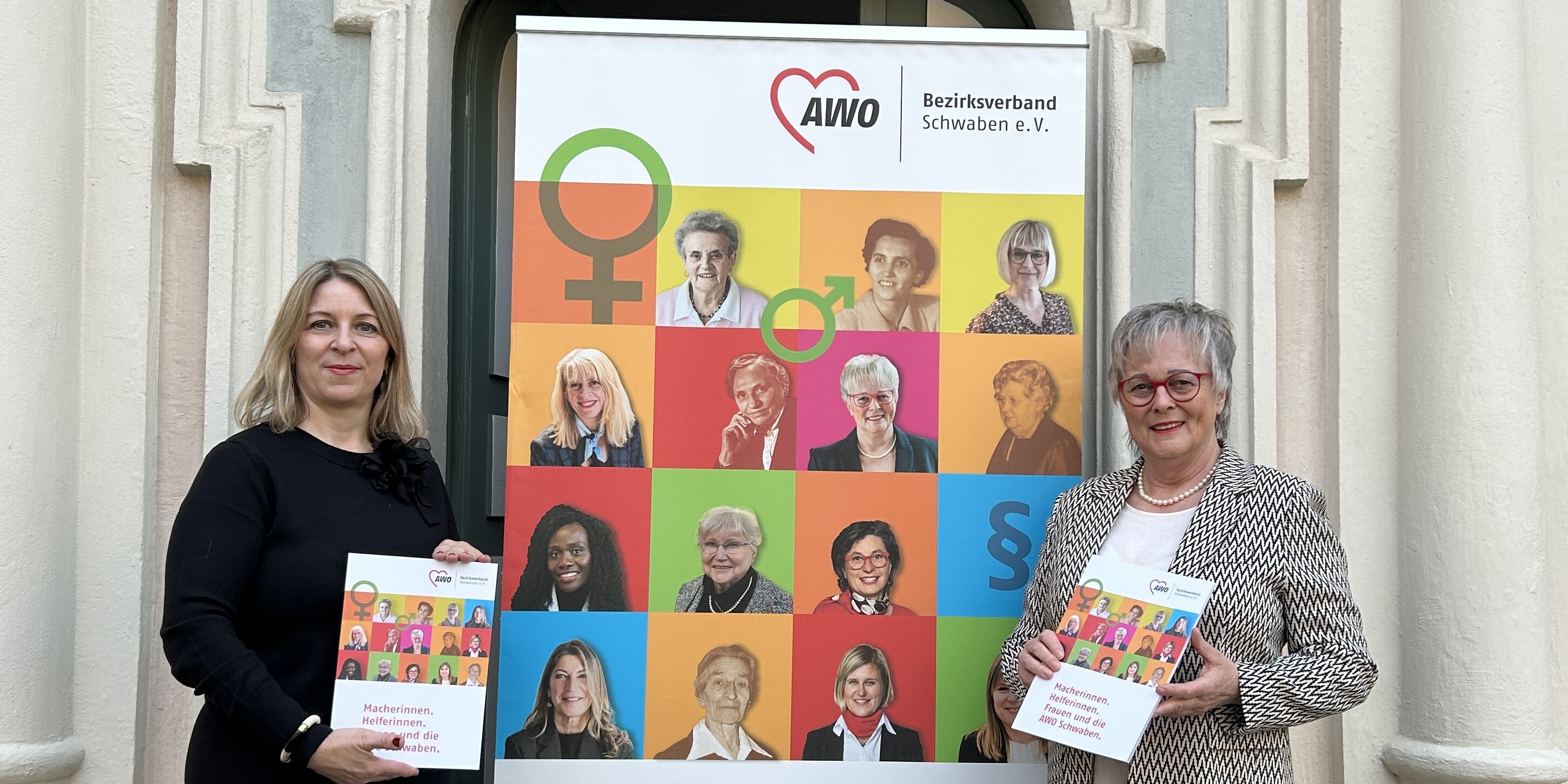 Kuratorin Isabell Krieger und AWO-Präsidentin Brigitte Protschka bei der Vernissage Frauenausstellung in Kempten