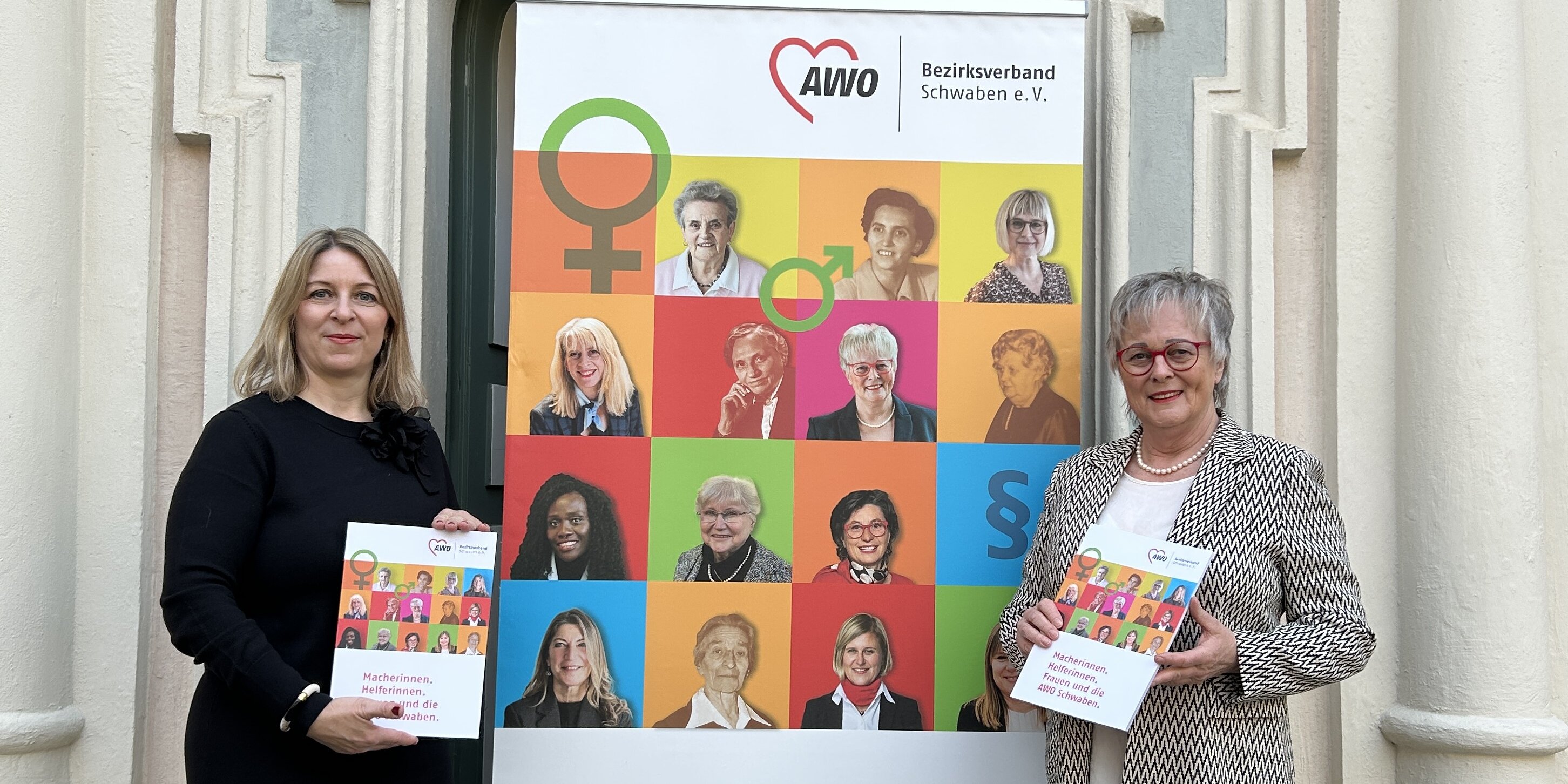 Kuratorin Isabell Krieger und AWO-Präsidentin Brigitte Protschka bei der Vernissage Frauenausstellung in Kempten