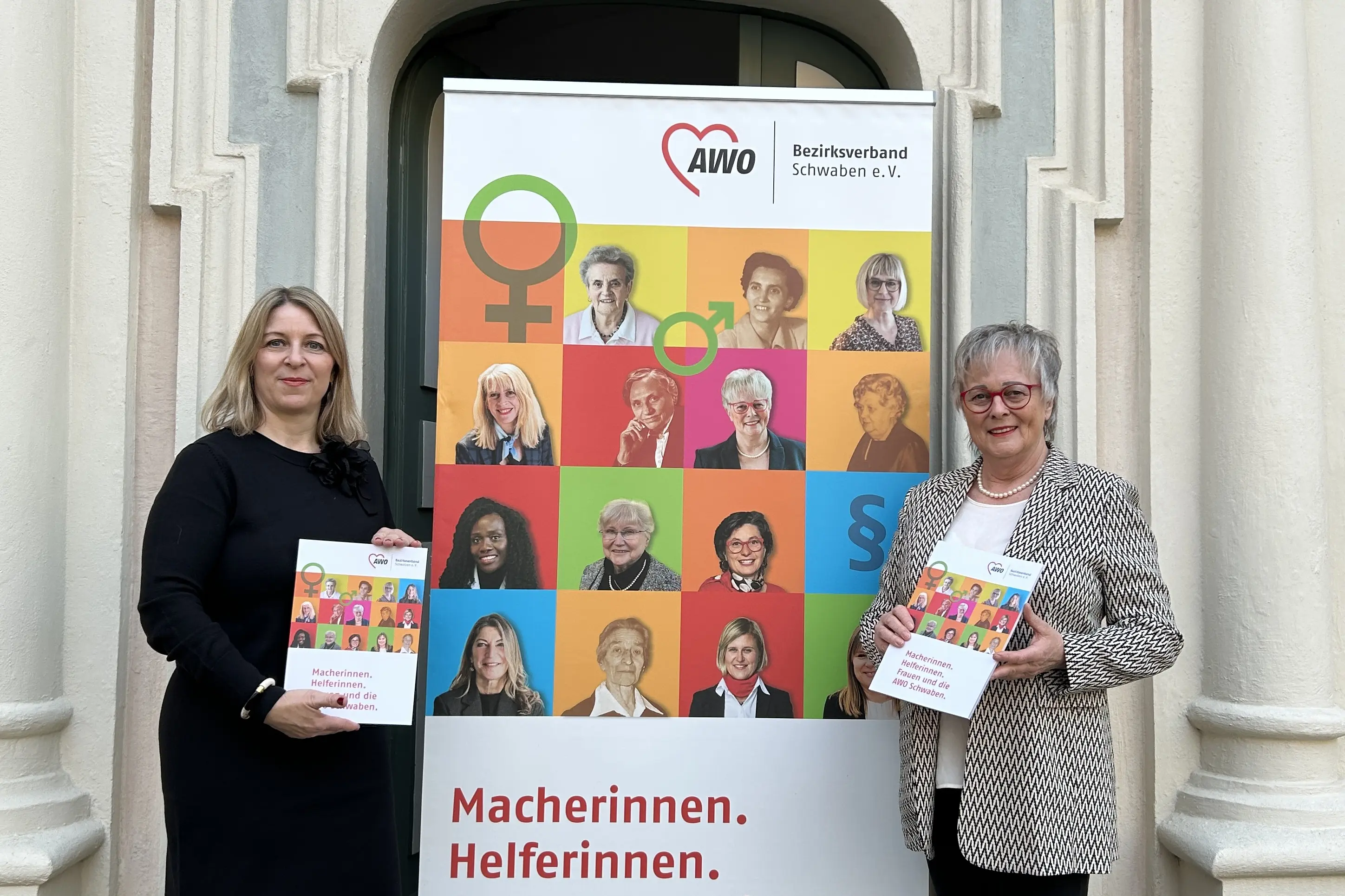 Kuratorin Isabell Krieger und AWO-Präsidentin Brigitte Protschka bei der Vernissage Frauenausstellung in Kempten