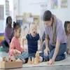 Kind mit Beeinträchtigung spielt mit Erzieherin_Integrationsplatz