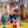 Krippenkinder spielen mit Bauklötzchen