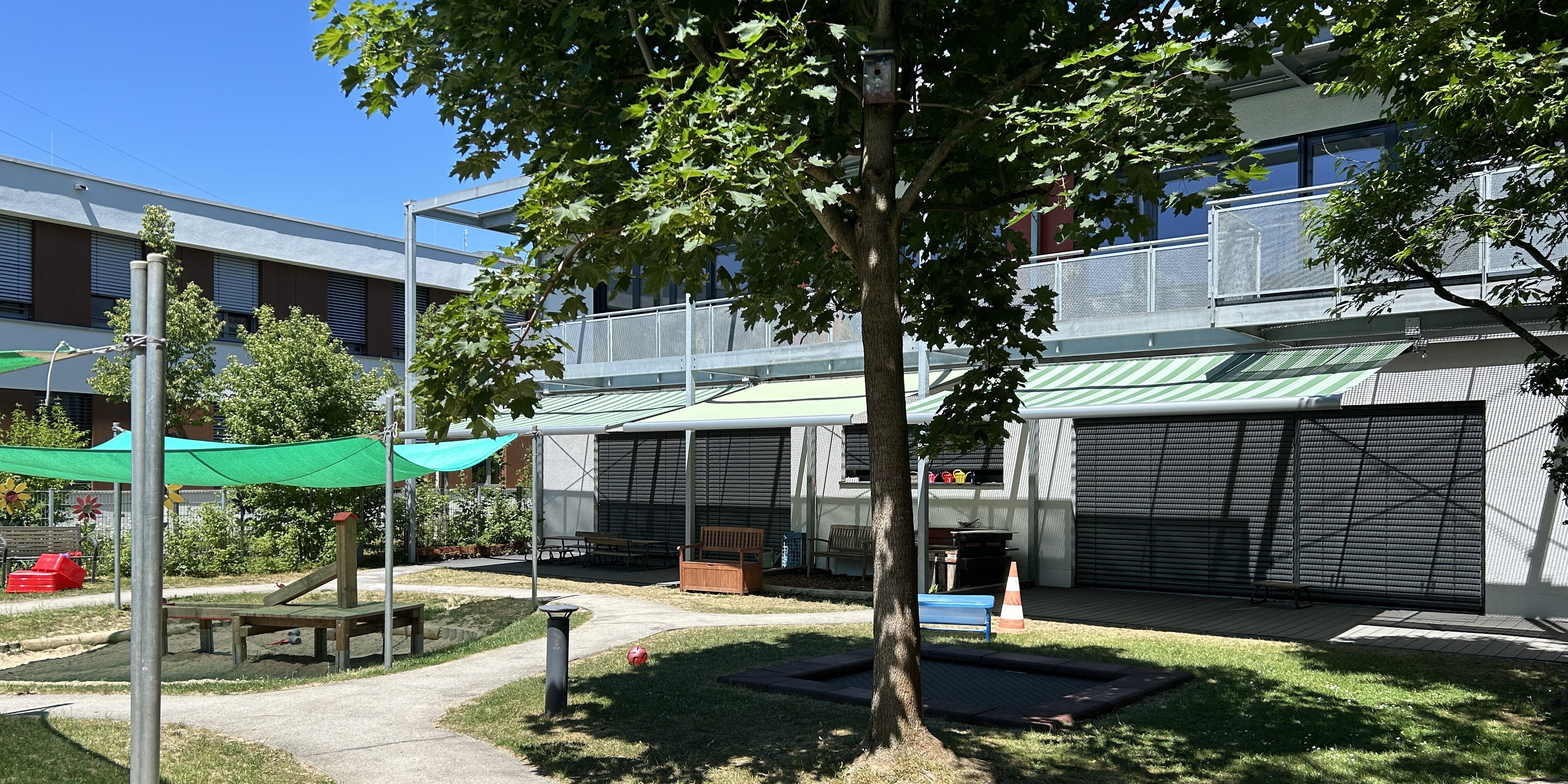 AWO-KInderkrippe-Stadtbergen_Außenansicht-Beschattungen
