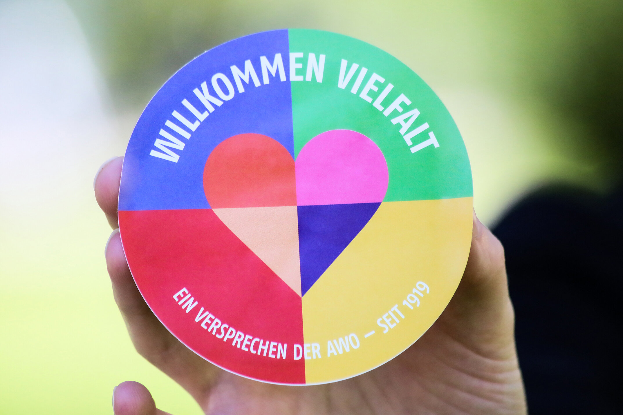 Nahaufnahme einer Hand mit Vielfalts-Logo