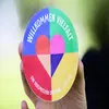 Nahaufnahme einer Hand mit dem Logo Vielfalt und Gleichstellung