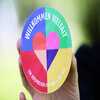 Nahaufnahme einer Hand mit dem Logo Vielfalt und Gleichstellung