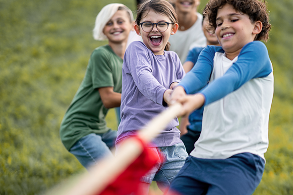 Kinder beim Tauziehen