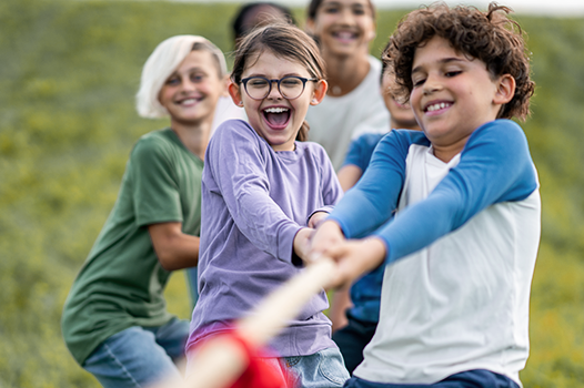 Kinder beim Tauziehen
