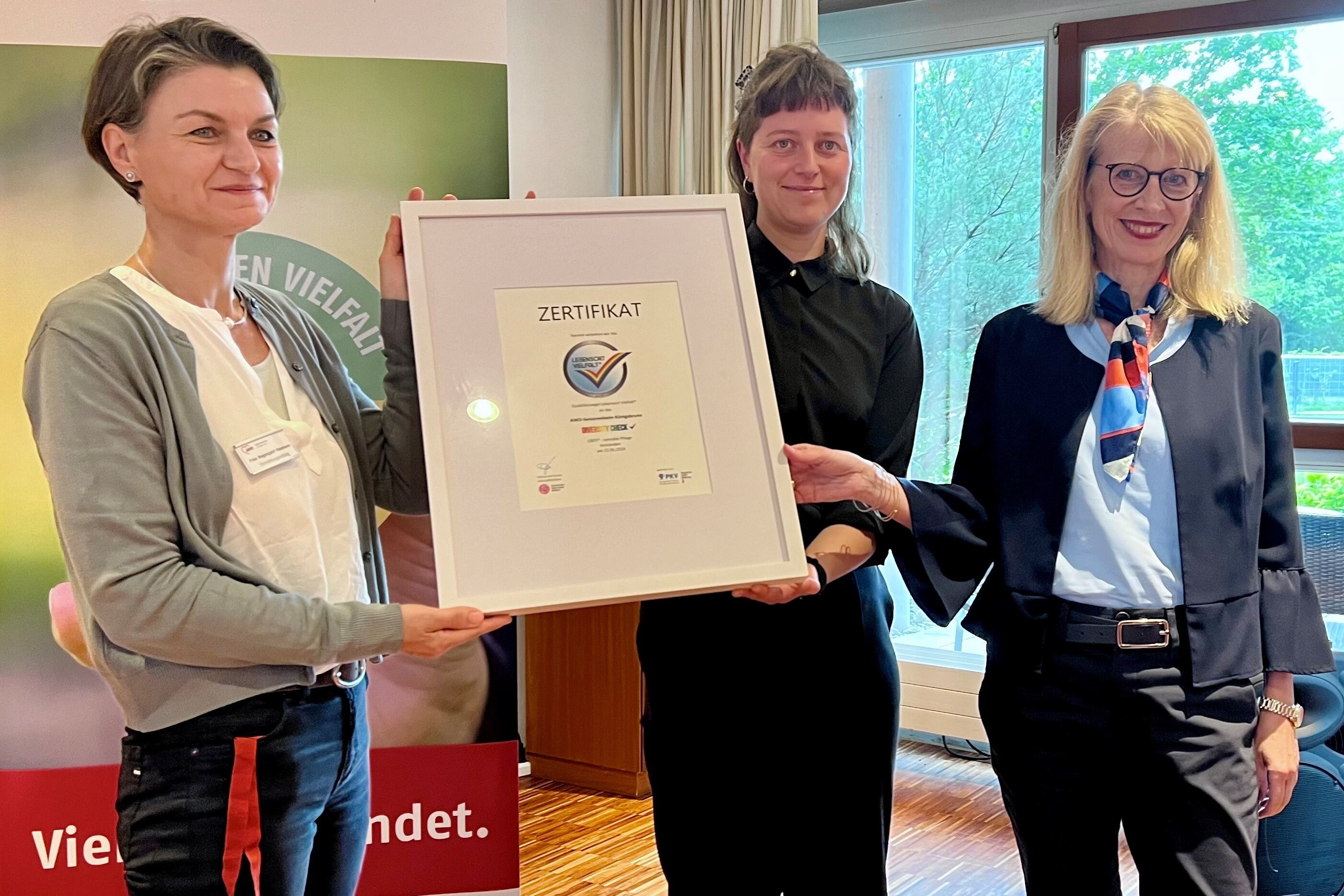 Verleihung Siegel AWO Seniorenheim Königsbrunn: Daniela Nagengast-Baumann, Kristin Marquart, Marion Leichtle-Werner