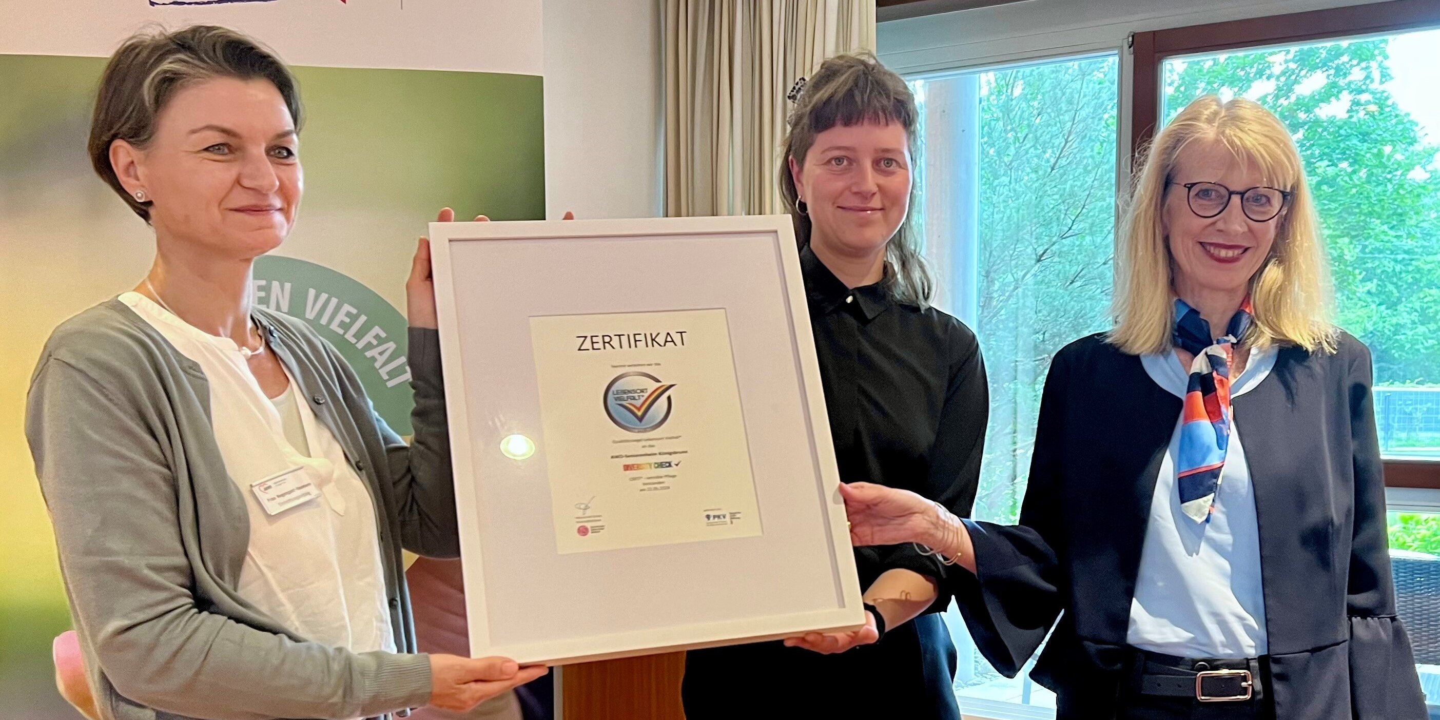 Verleihung Siegel AWO Seniorenheim Königsbrunn: Daniela Nagengast-Baumann, Kristin Marquart, Marion Leichtle-Werner