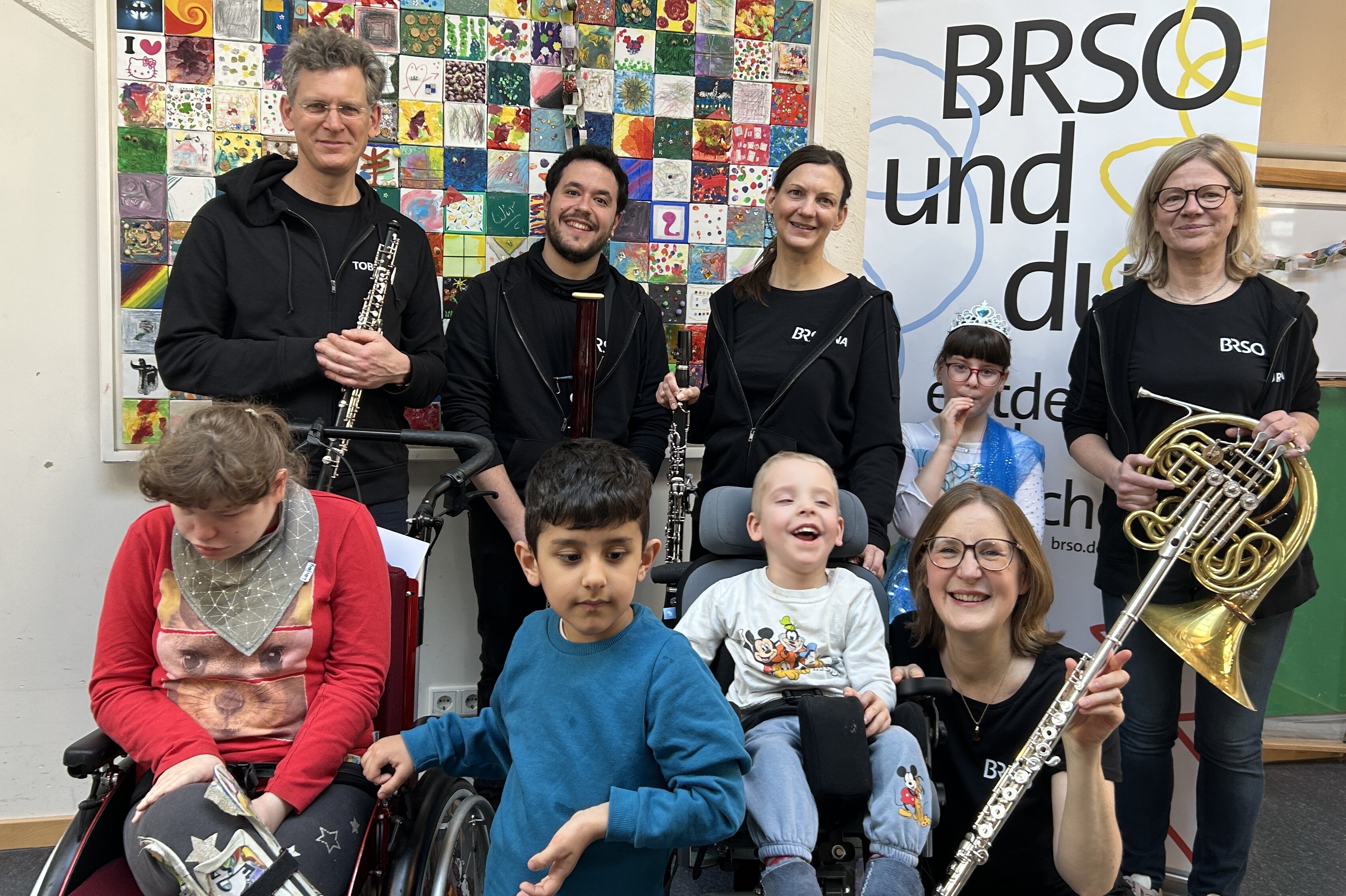 Gruppenbild: Musiker*innen vom Symphonieorchester des Bayerischen Rundfunks mit Schüler*innen der Sophie-Scholl-Schule