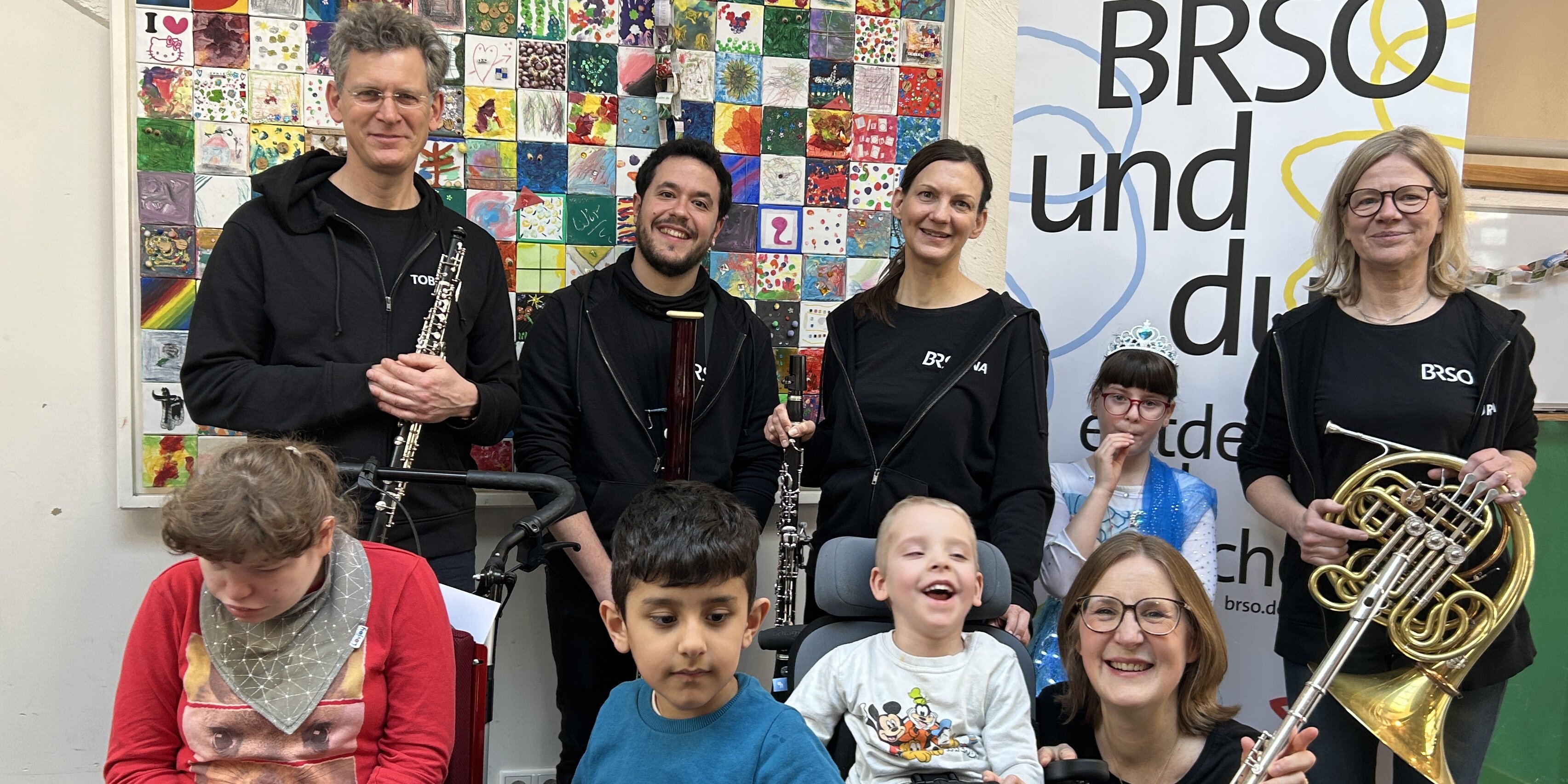 Gruppenbild: Musiker*innen vom Symphonieorchester des Bayerischen Rundfunks mit Schüler*innen der Sophie-Scholl-Schule
