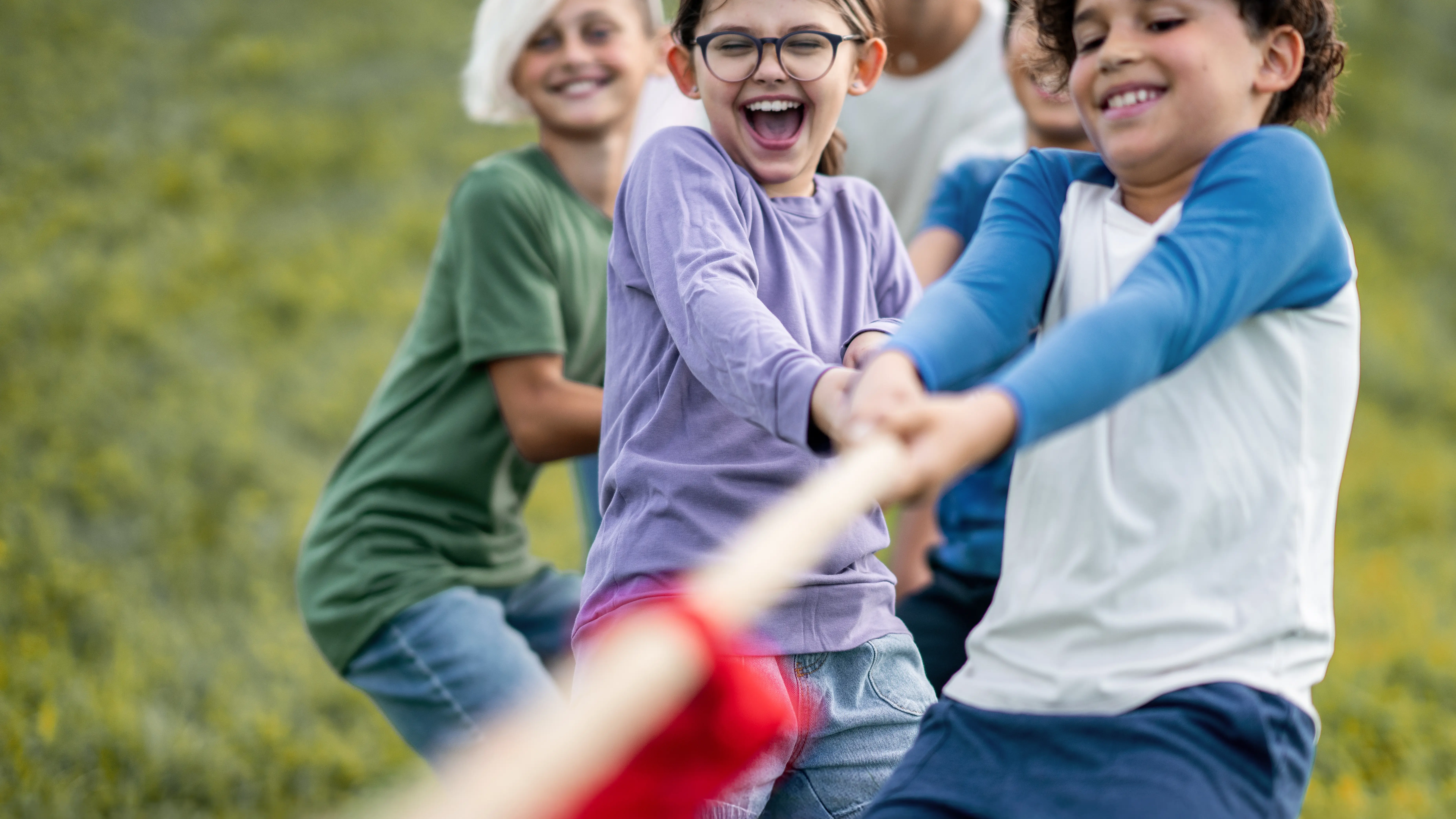 Kinder beim Tauziehen