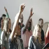Gruppe von Menschen hebt gemeinsam die Hand bei einer Abstimmung