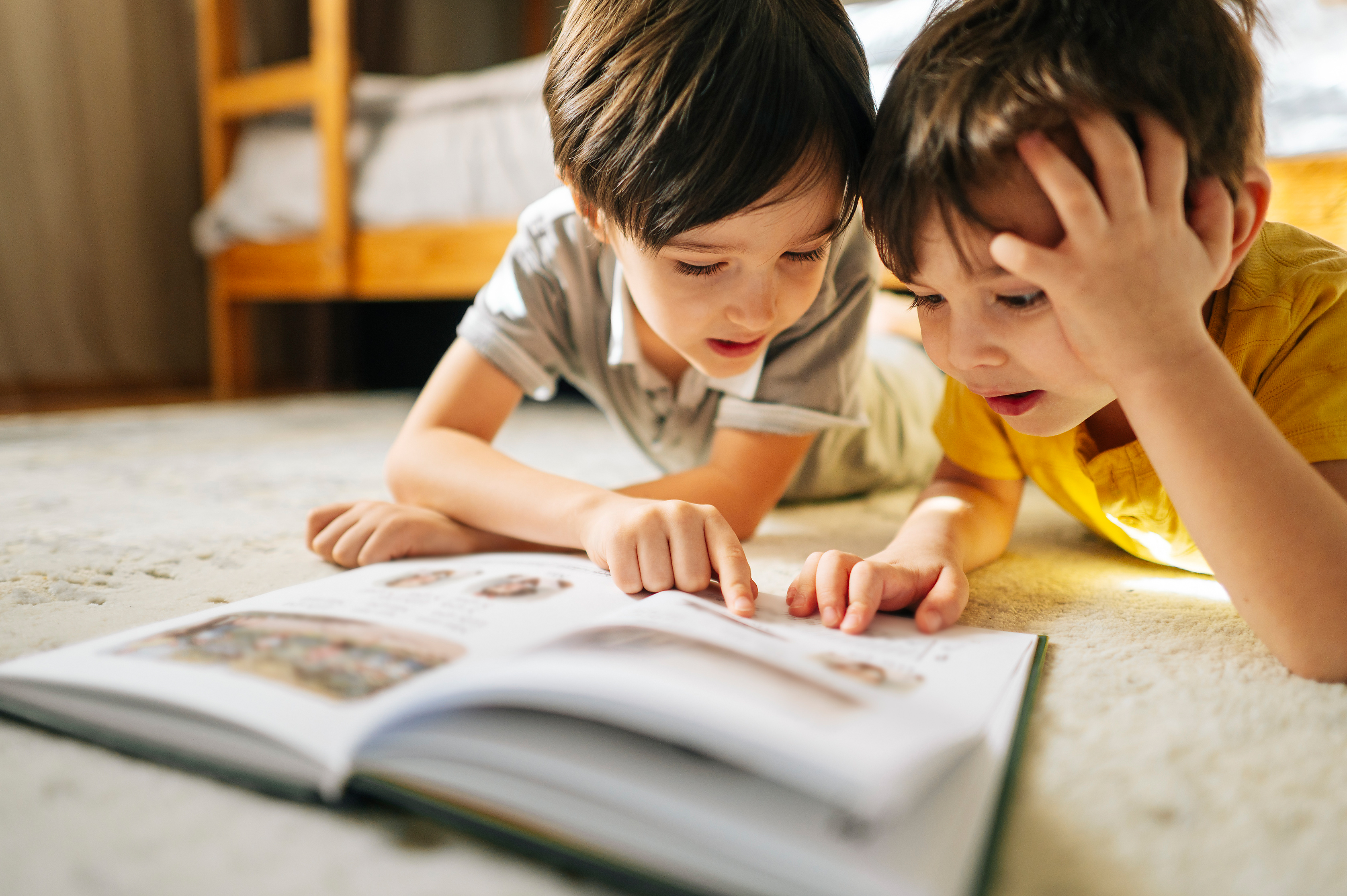 Zwei Jungen lesen gemeinsam in einem Buch