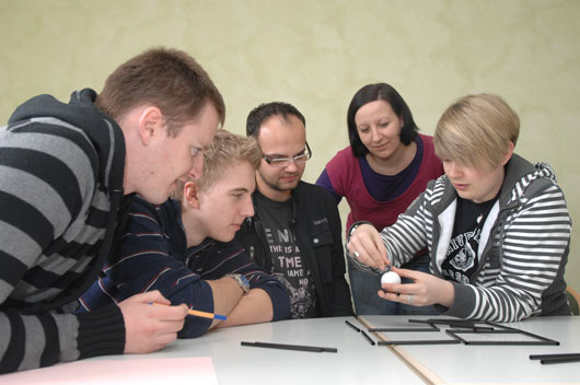 Wie kann ein rohes Ei einen Sturz aus drei Metern Höhe unbeschadet überstehen?