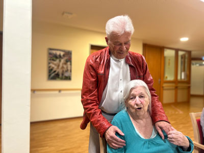 Dr. Heinz Reusch ist sehr glücklich, dass der Umzug so gut geklappt hat und seine Frau Margitta im AWO Seniorenheim Kempten in besten Händen ist. Foto: AWO Schwaben / Benjamin Straßer
