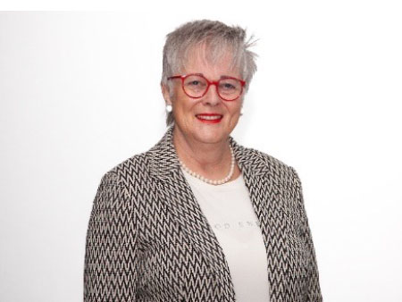 Starke Frauen im Fokus: Isabel Krieger, Kuratorin der Frauenausstellung, (links) und AWO-Präsidentin Brigitte Protschka freuen sich über die Eröffnung der Wanderausstellung „Macherinnen. Helferinnen. Frauen und die AWO Schwa-ben.“, die die Pionierleistungen von Frauen in der Arbeiterwohlfahrt würdigt. Foto: AWO Schwaben / Dominik Schubert