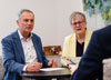 Dieter Egger (Vorstandsvorsitzender sowie Vorstand Personal, Altenhilfe und Behindertenhilfe der AWO Schwaben) und Brigitte Protschka (Präsidentin der AWO Schwaben) kritisieren die Kürzungen grundlegender Sozialleistungen und fordern Entlastungen für Menschen mit geringen und mittleren Einkommen. Foto: AWO Schwaben / Guido Köninger
