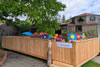 Die Holzterrasse der Kräutervilla fügt sich optisch hervorragend in den schönen Garten des AWO Kinderhauses Osterzell ein. Hier können Kinder an der frischen Luft Kräuter und Blumen pflanzen und Natur hautnah erleben. Foto: AWO Schwaben