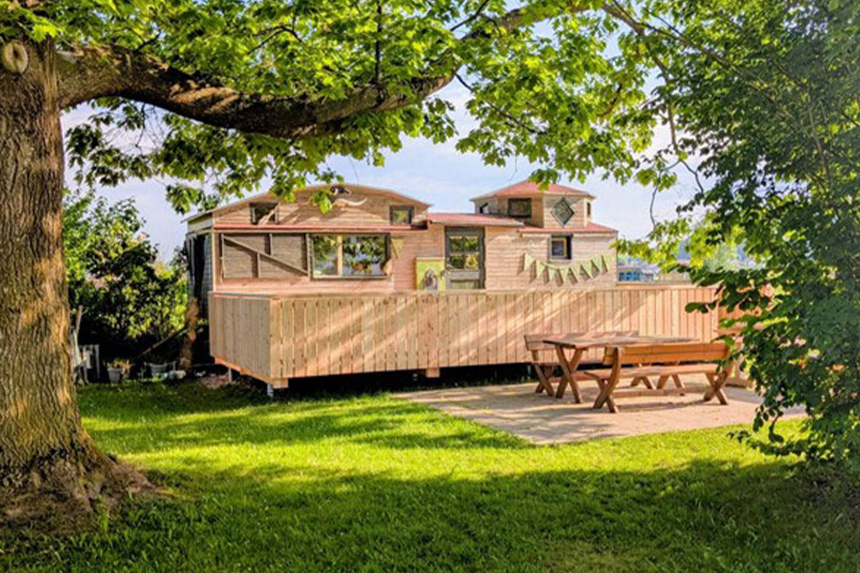 Die Holzterrasse der Kräutervilla fügt sich optisch hervorragend in den schönen Garten des AWO Kinderhauses Osterzell ein. Hier können Kinder an der frischen Luft Kräuter und Blumen pflanzen und Natur hautnah erleben. Foto: AWO Schwaben